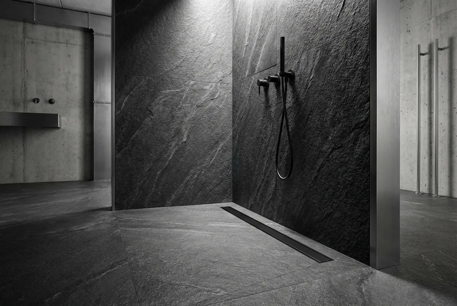 Ducha de diseño industrial con acabados en color antracita y mampara minimalista