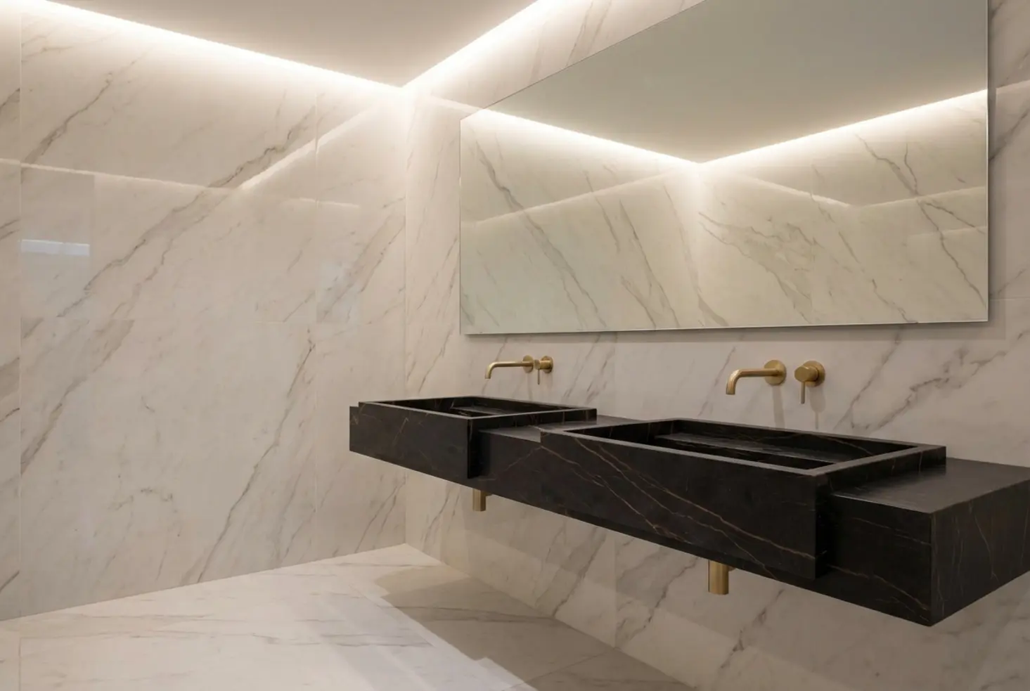 Baño moderno con lavabos negros y paredes de cerámico imitación mármol blanco