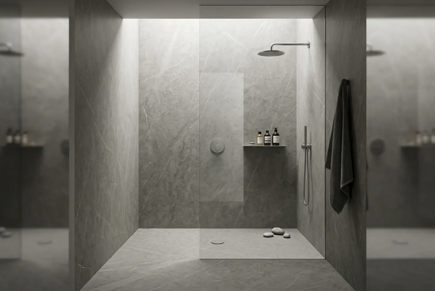 Ducha de estilo minimalista con continuidad de materiales en suelos y paredes