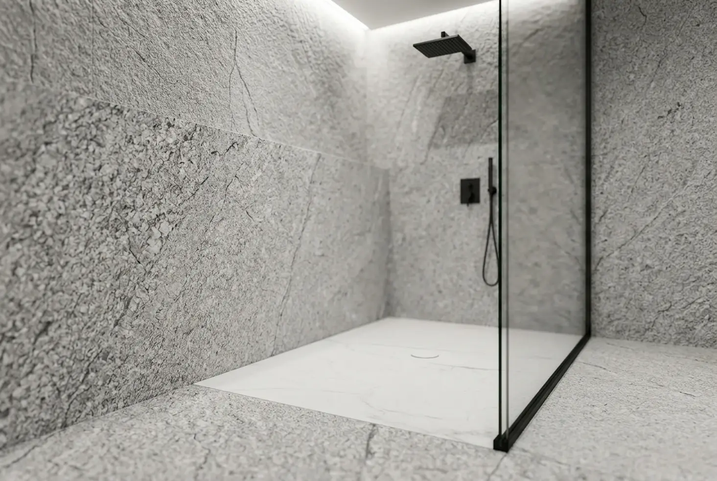 Ducha moderna con revestimiento de granito de textura rugosa