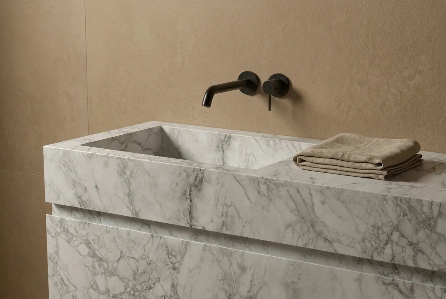 Detalle de lavabo en ambiente minimalista con texturas de porcelánico y madera clara