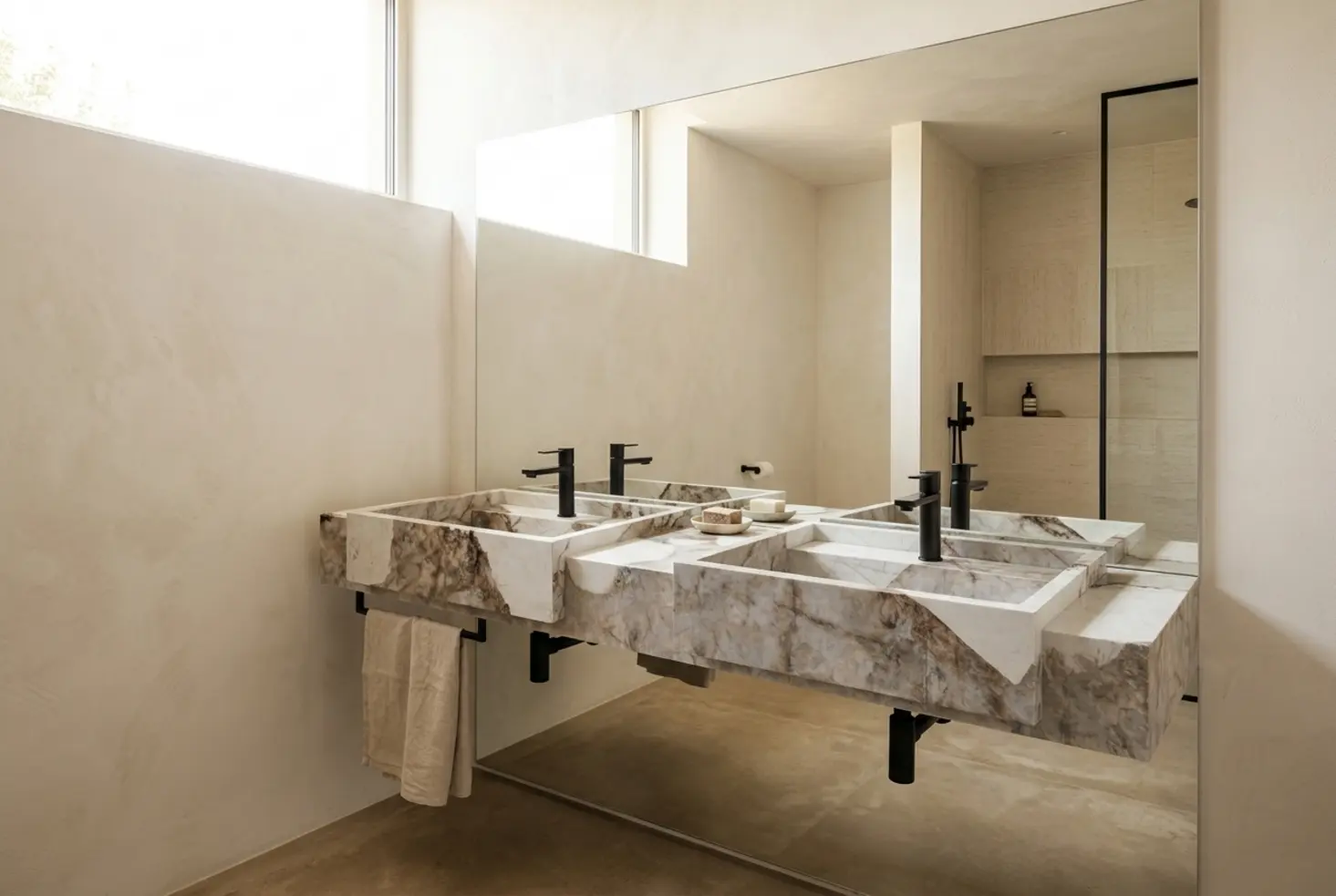 Cuarto de baño minimalista diseñado por profesionales con doble lavabo de mármol y grifería negra