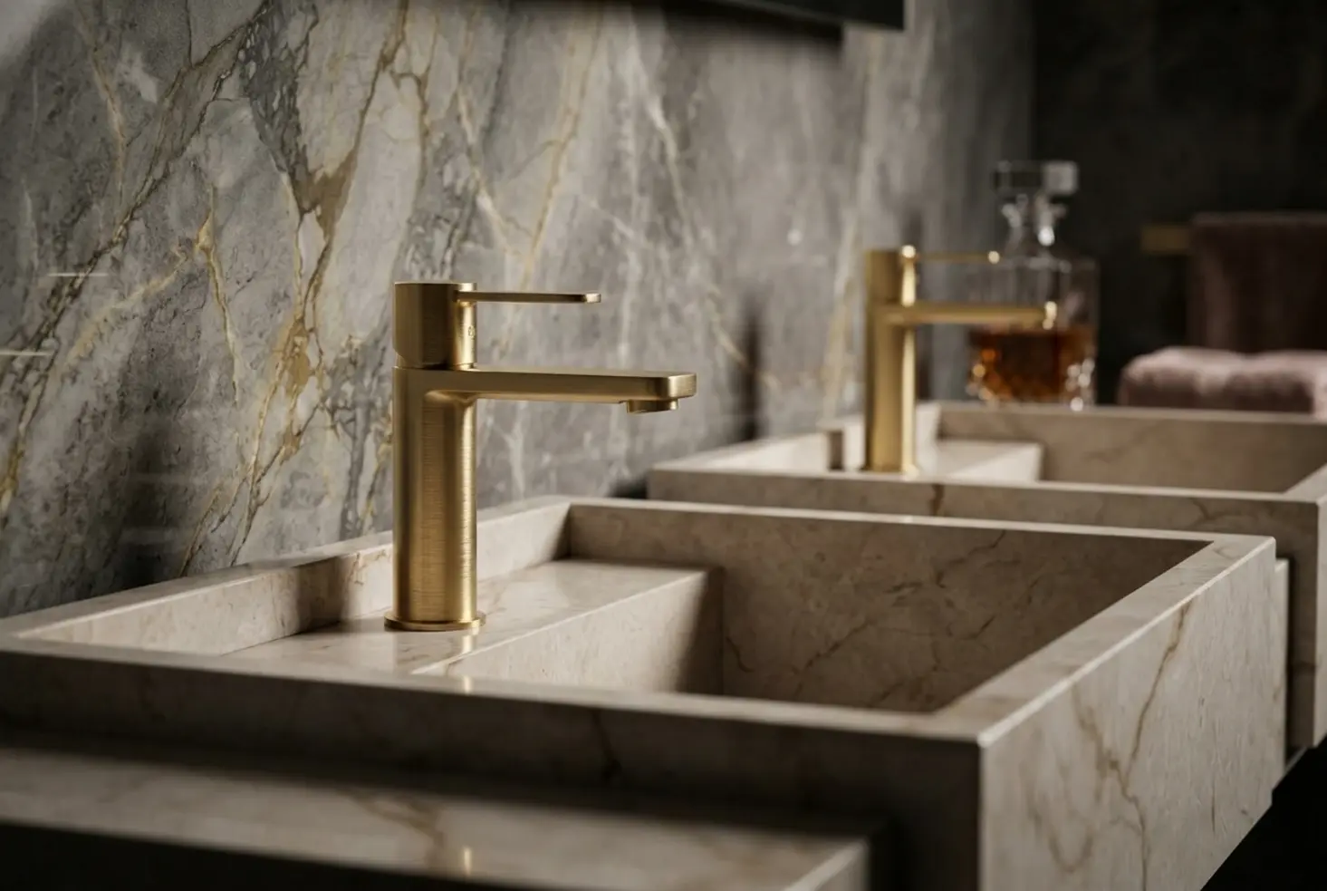 Detalle de lavabo de piedra natural en baño elegante con grifería de diseño