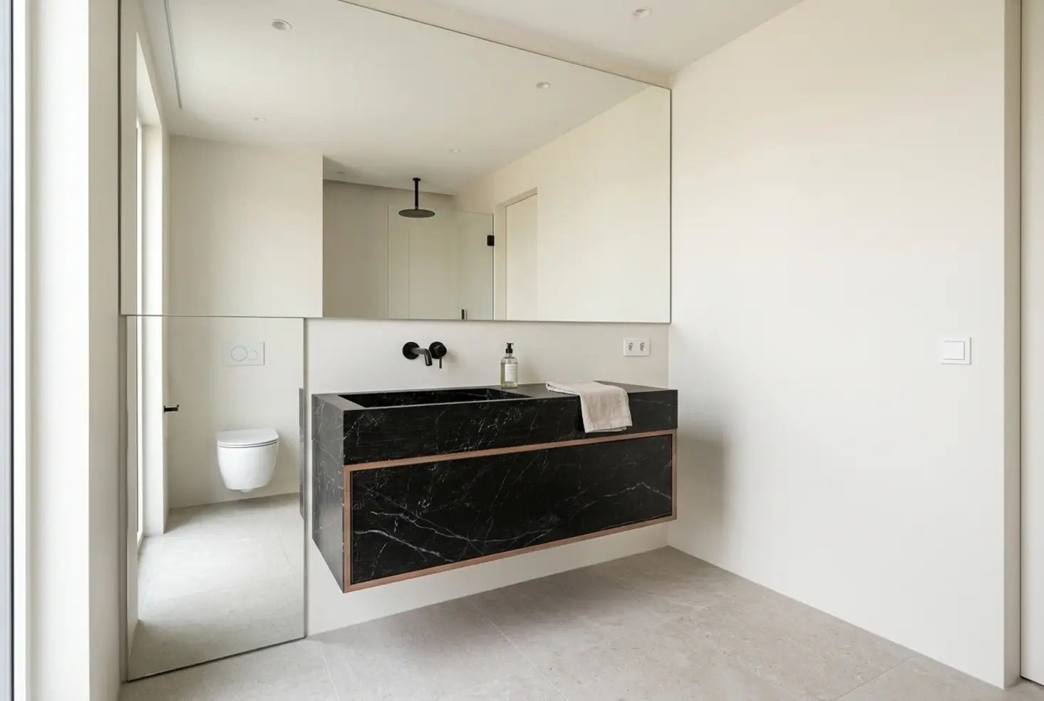 Mueble bajo lavabo en baño pequeño con distribución práctica y aspecto ligero