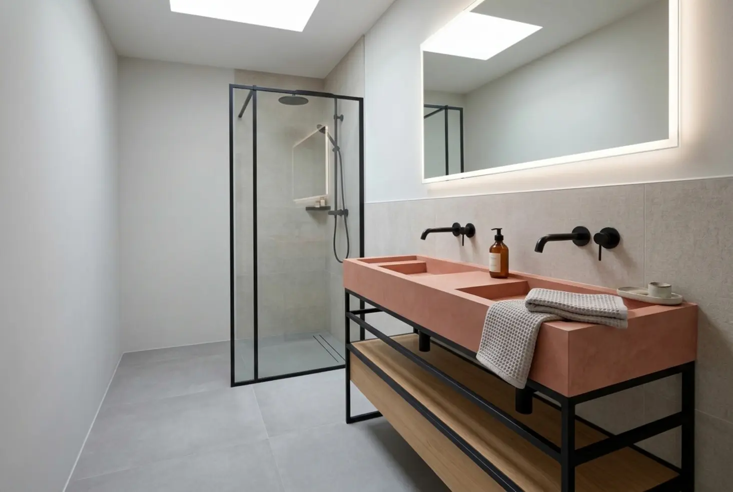 Lavabo pequeño en un baño compacto con diseño contemporáneo