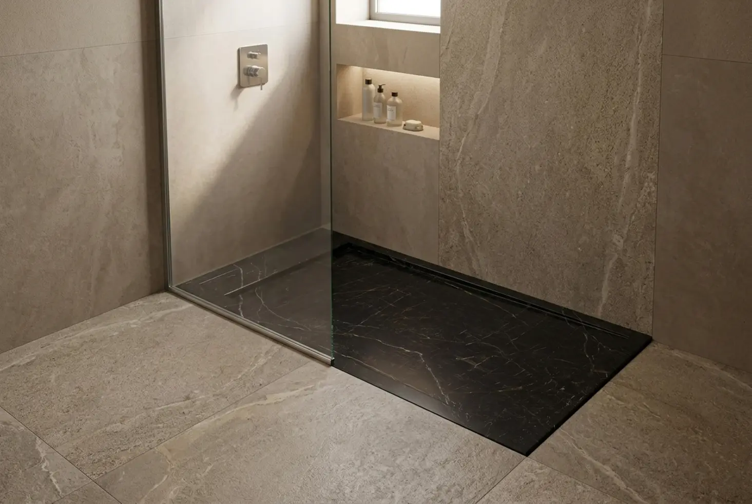 Baño reformado con ducha a medida y solución integrada al nivel del suelo